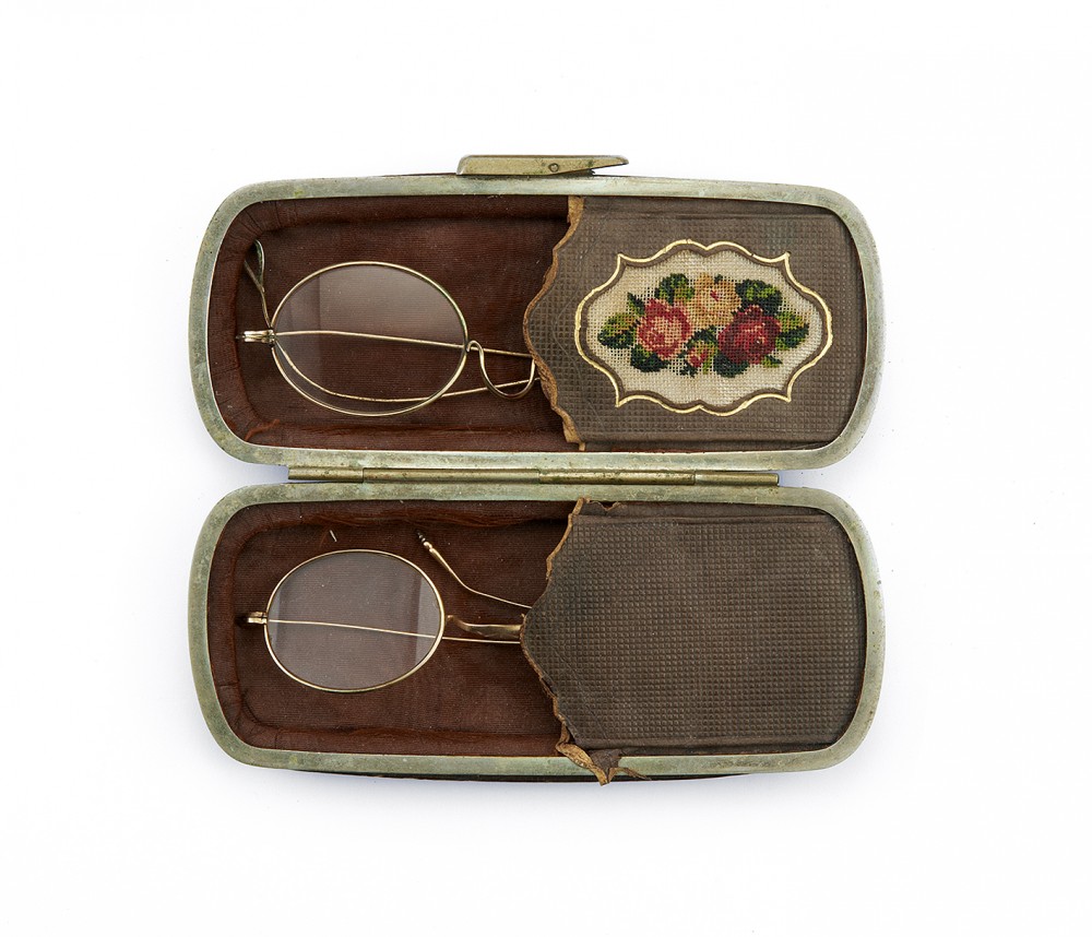 2 paires de lunettes médicales  dans une boîte en métal