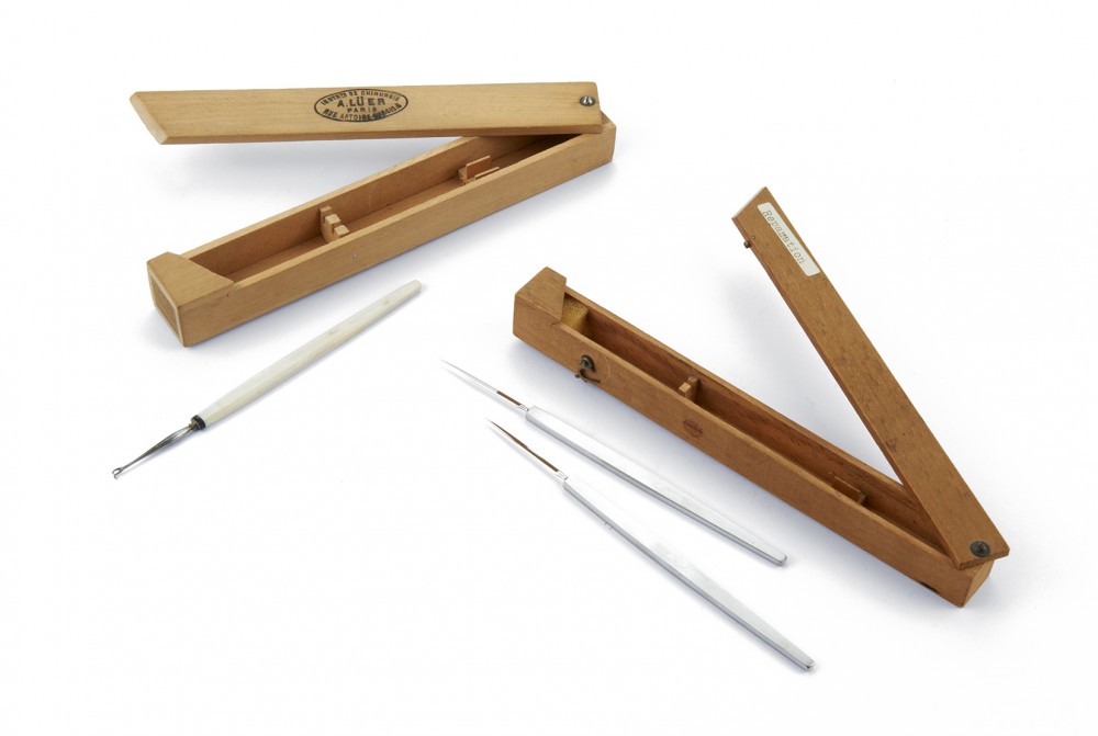 2 boîtes en bois d’instruments chirurgicaux
