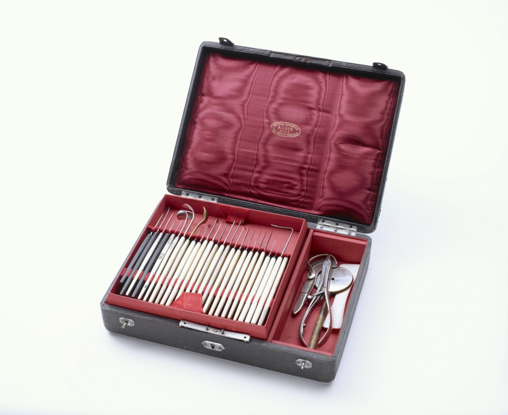 Boîte d’instruments chirugicaux + un ophtalmoscope indirect