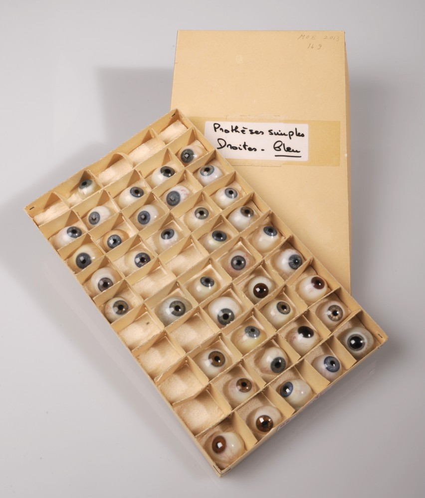 Prothèses de verre œil droit