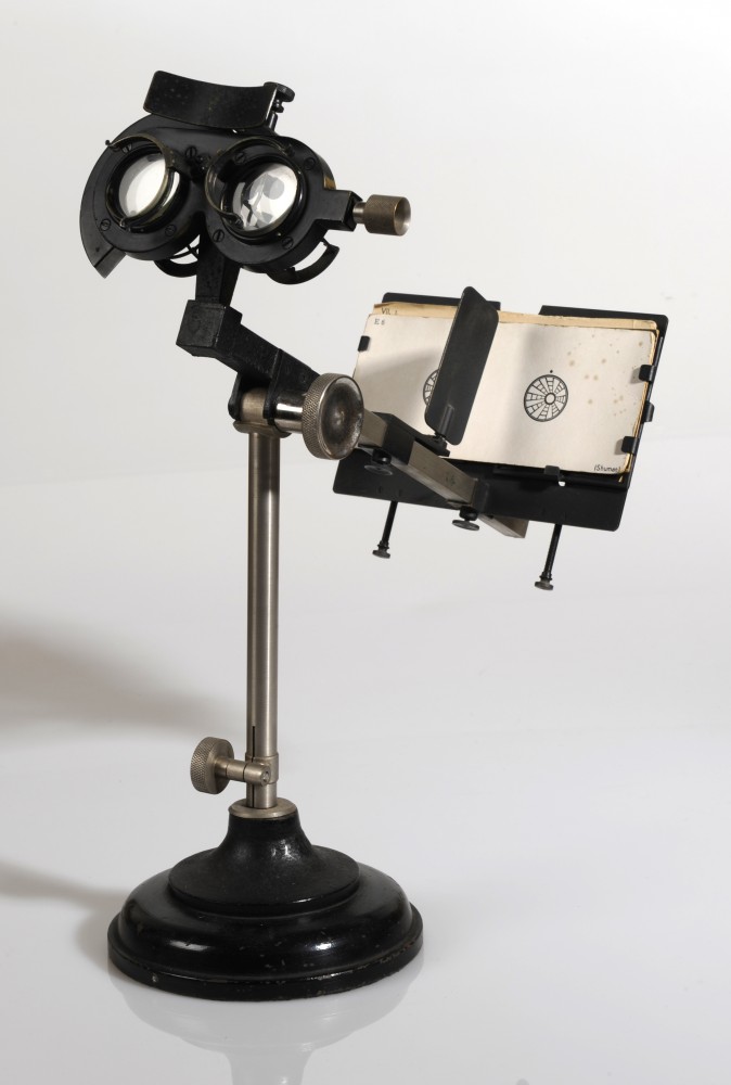 Statif avec oculaire pour visionner planche stéréo