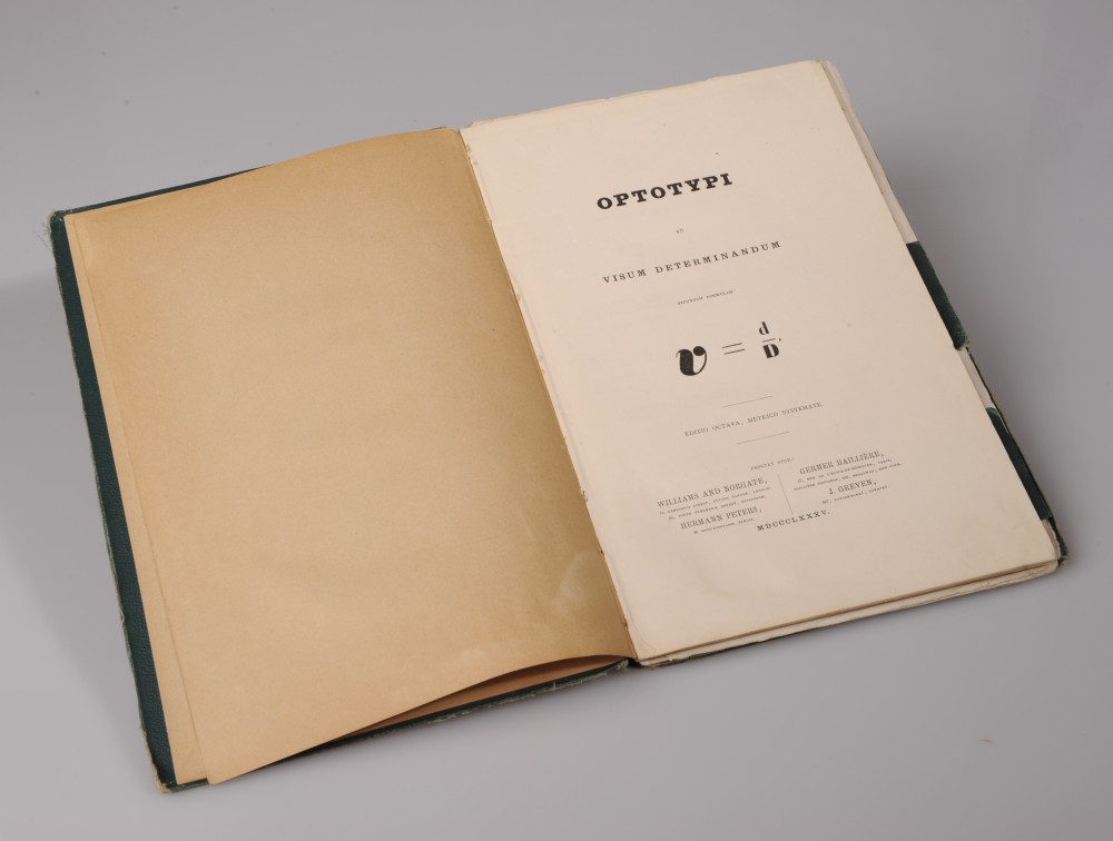 Echelle typographique pour mesurer de l’acuité visuelle selon Snellen, + échelle chromatique du Dr Galezofski 