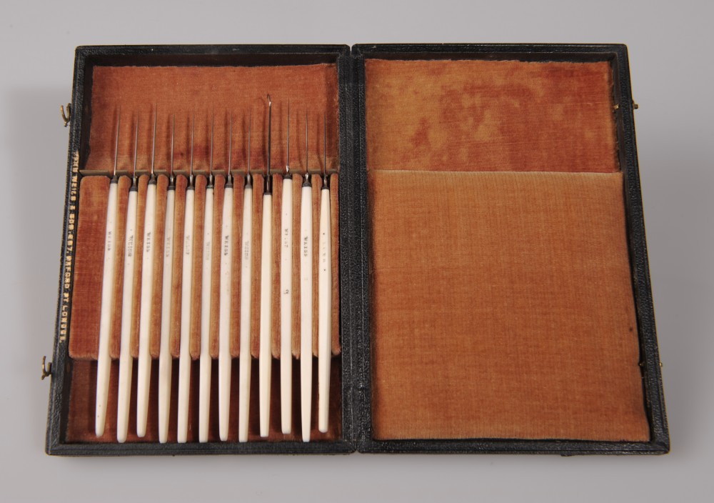 Boîte noire avec instruments chirurgicaux 