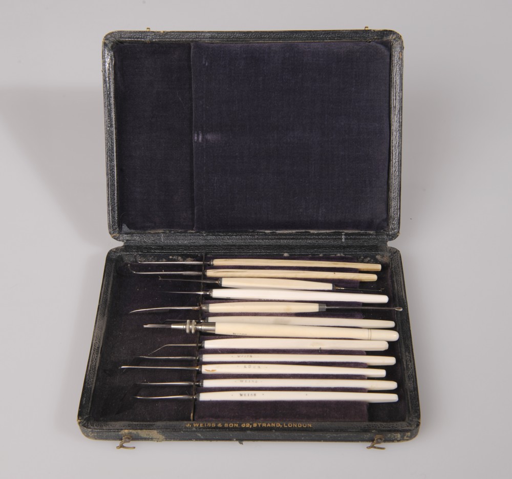 Boîte noire avec instruments chirurgicaux
