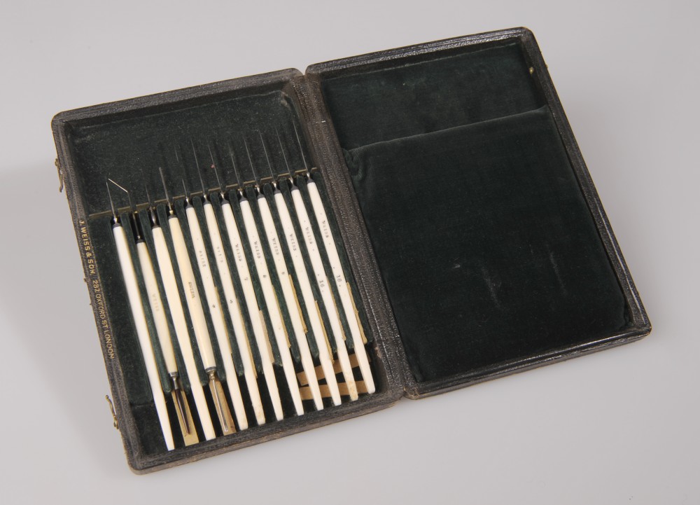 Boîte noire avec instruments chirurgicaux