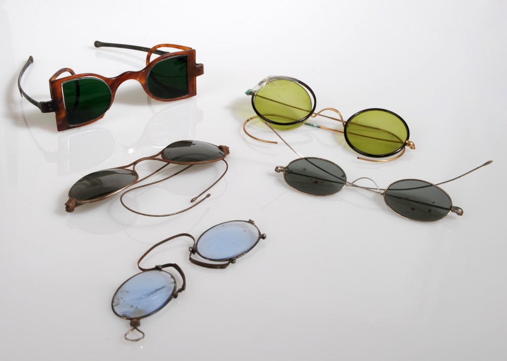 4 lunettes (1 pince-nez, 1 avec verres teintés)