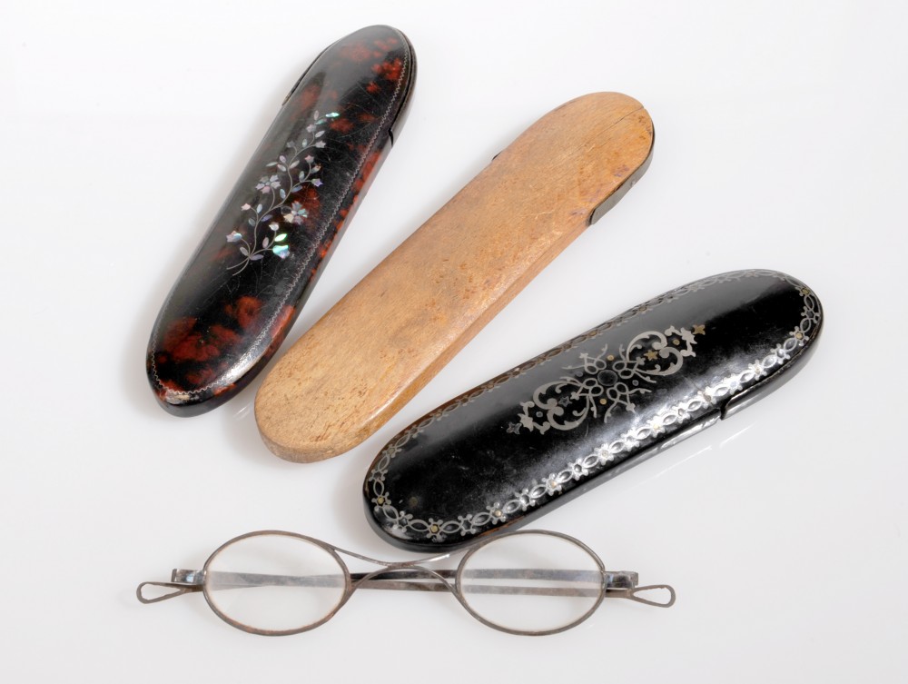 3 boîtes pour petites lunettes, 2 décorées, l’une en bois, l’autre avec lunettes à l’intérieur, la dernière en écaille
