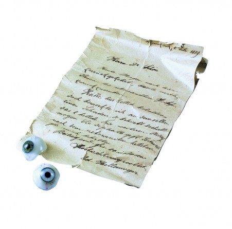 Boîte avec prothèses de verre