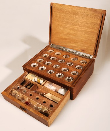 Boîte en bois avec verres scléraux d’essai selon DUDRAGNE