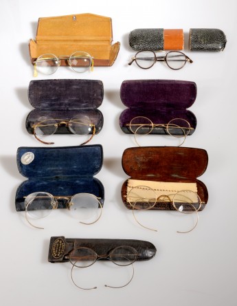 7 lunettes cerclées de métal dans une boîte