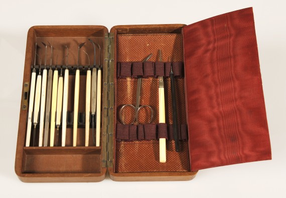 Boîte d’instruments chirurgicaux