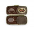 2 paires de lunettes médicales  dans une boîte en métal