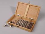 Boîte en bois avec instruments chirurgicaux en métal
