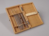 Boîte en bois d’instruments chirurgicaux en métal