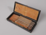 Boîte bois, gainée de simili cuir noir avec instruments chirurgicaux