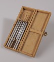 Boîte en bois avec instruments chirurgicaux