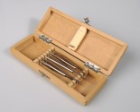 Boîte en bois avec instruments chirurgicaux en métal