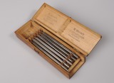 Boîte en bois avec instruments chirurgicaux