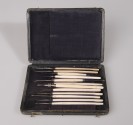 Boîte noire avec instruments chirurgicaux
