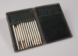 Boîte noire avec instruments chirurgicaux