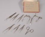 Boîte en carton avec instruments chirurgicaux