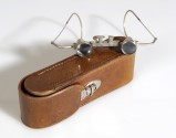 Lunettes loupes dans un étui brun en cuir