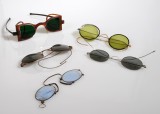 4 lunettes (1 pince-nez, 1 avec verres teintés)