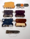 7 lunettes cerclées de métal dans une boîte