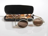Lunettes teintées pliables dans une boîte métal