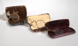 3 paires de lorgnons dans une boîte