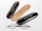 3 boîtes pour petites lunettes, 2 décorées, l’une en bois, l’autre avec lunettes à l’intérieur, la dernière en écaille